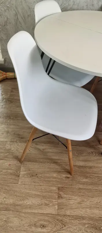 Стол кухонный и стулья