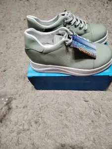 Женские кроссовки