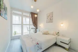 Современная 2 комн.квартира класса Люкс 450 м до метро.