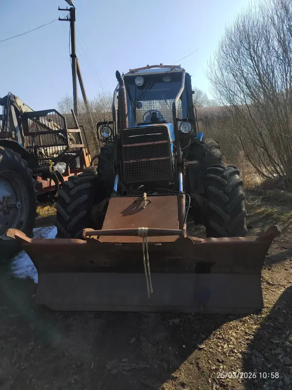 Трактор трелевочный ТТР-411.1 на базе Беларус 1221.2, оснащенный толкателем брёвен переднего расположения и трелевочной лебедкой