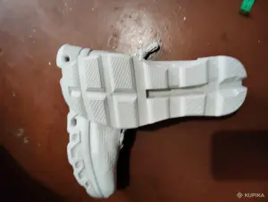 Женские кроссовки