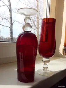Бокалы красного стекла
