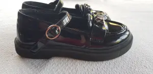 лакированные туфли фирмы 'SHUZZI'