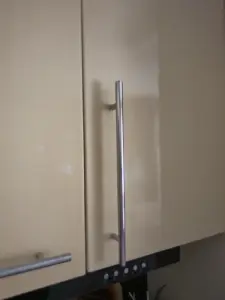 Кухонные фасады ЛДСП с мебельными ручками.