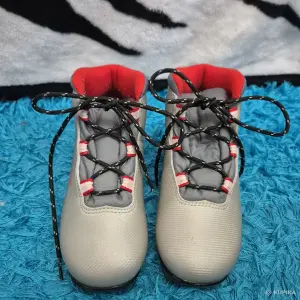 Детские лыжные ботинки