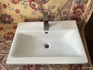 Умывальник со смесителем