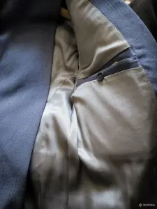 Костюм (пиджак с брюками) 50(L) и костюм-тройка (пиджак, жилетка и штаны) 48(M)