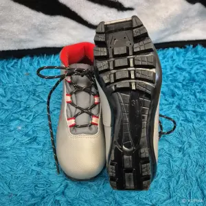 Детские лыжные ботинки