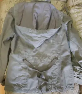 Женская ветровка со съемным капюшоном.