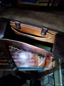 мужская сумочка. кожа. гарантия. можно в школу.\новая\.