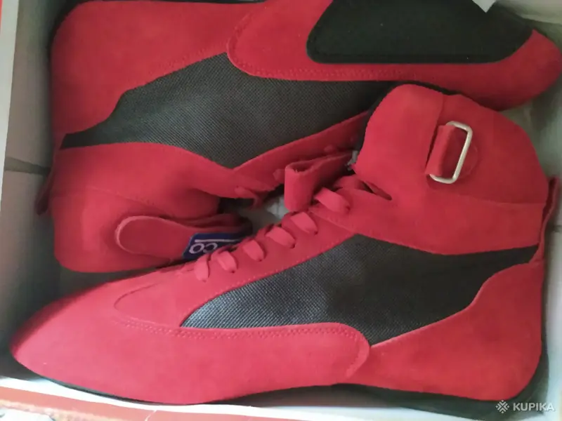 Спортивные кроссовки для гонщика