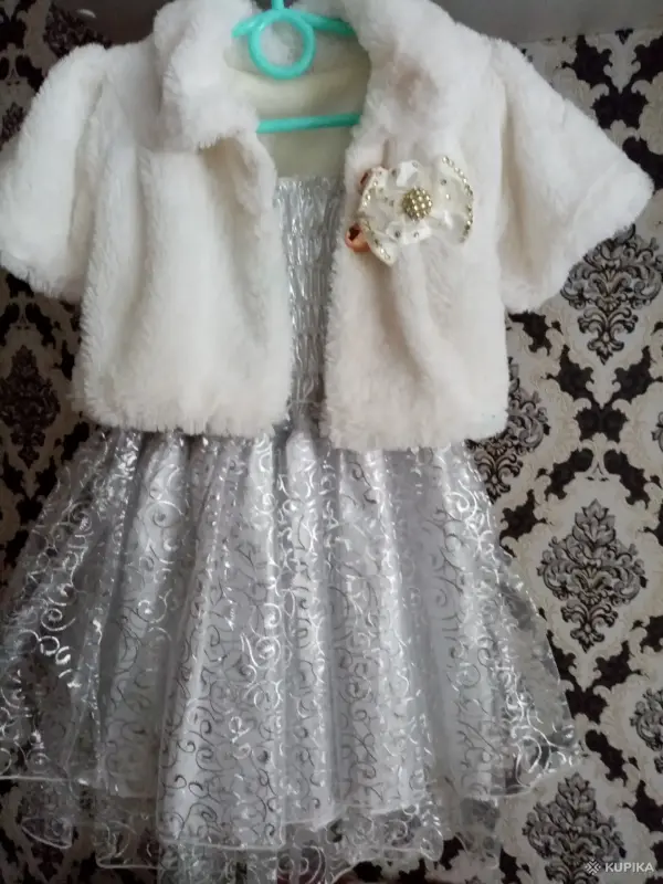 Платье с меховой накидкой