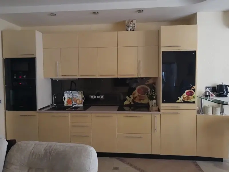 Кухонные фасады ЛДСП с мебельными ручками.