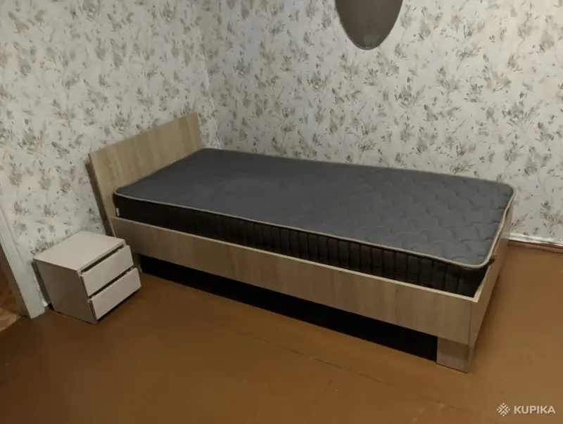 Кровать с матрасом