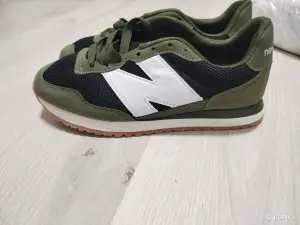 Женские кроссовки