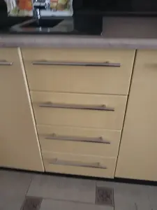 Кухонные фасады ЛДСП с мебельными ручками.