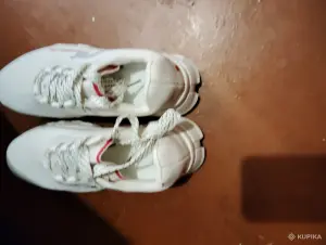 Женские кроссовки