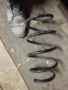 Пружина передняя