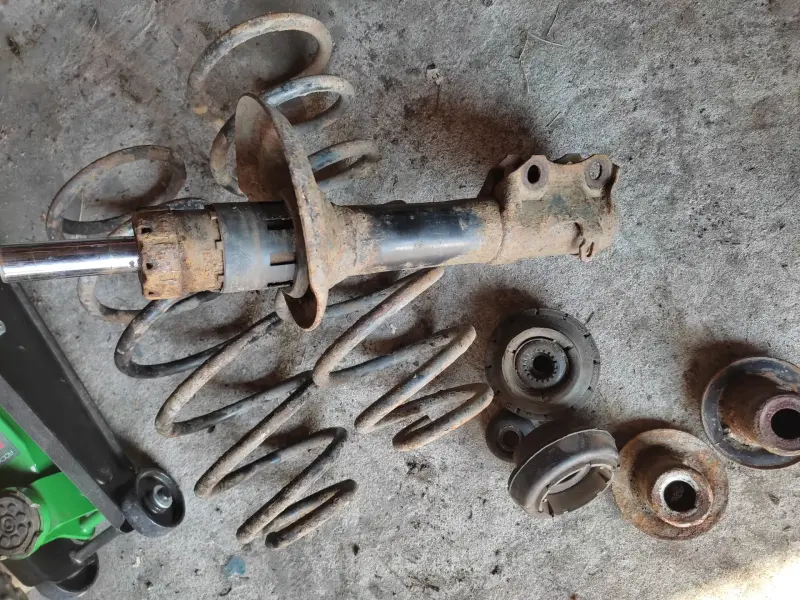 стойка передняя пассат б-4