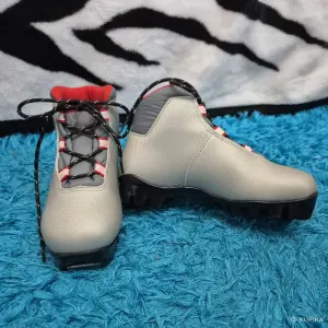 Детские лыжные ботинки