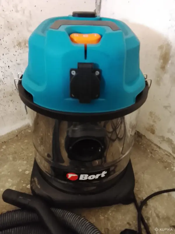 Пылесос строительный Bort с розеткой