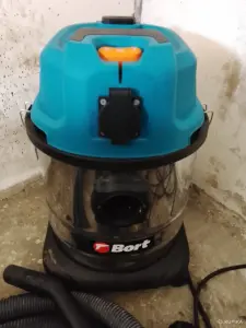 Пылесос строительный Bort с розеткой
