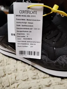 Женские кроссовки