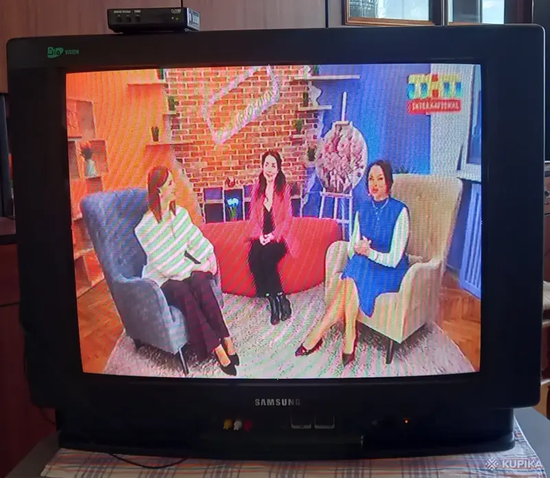Телевизор Samsung 72см диагональ с приставкой dvb-t2