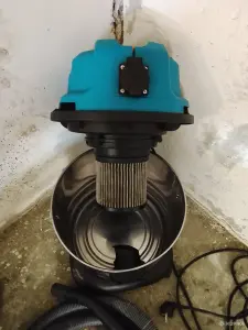 Пылесос строительный Bort с розеткой