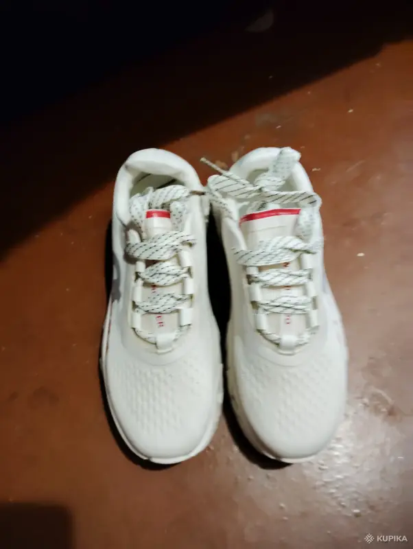 Женские кроссовки