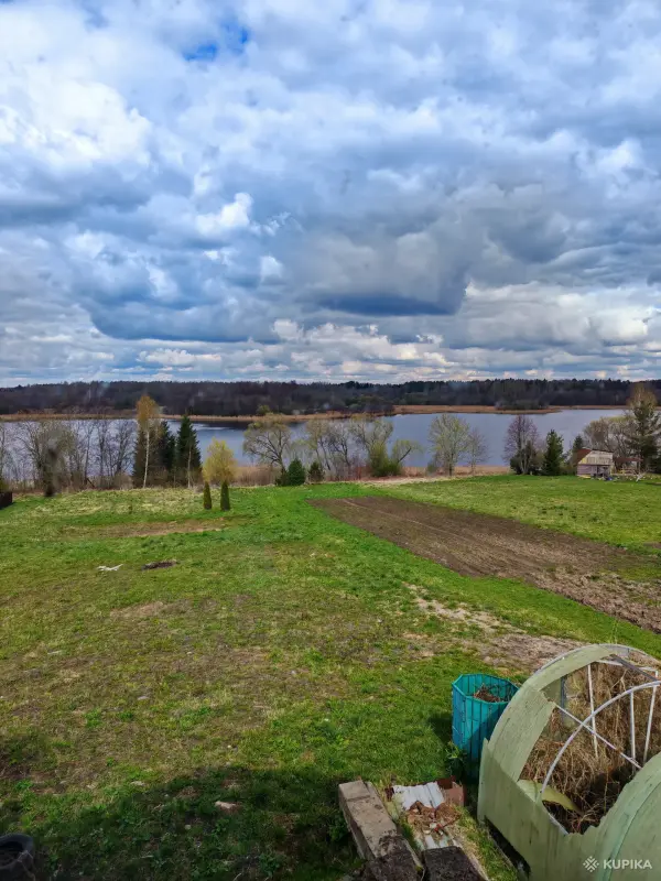 Продается дача на берегу озера в живописном месте.