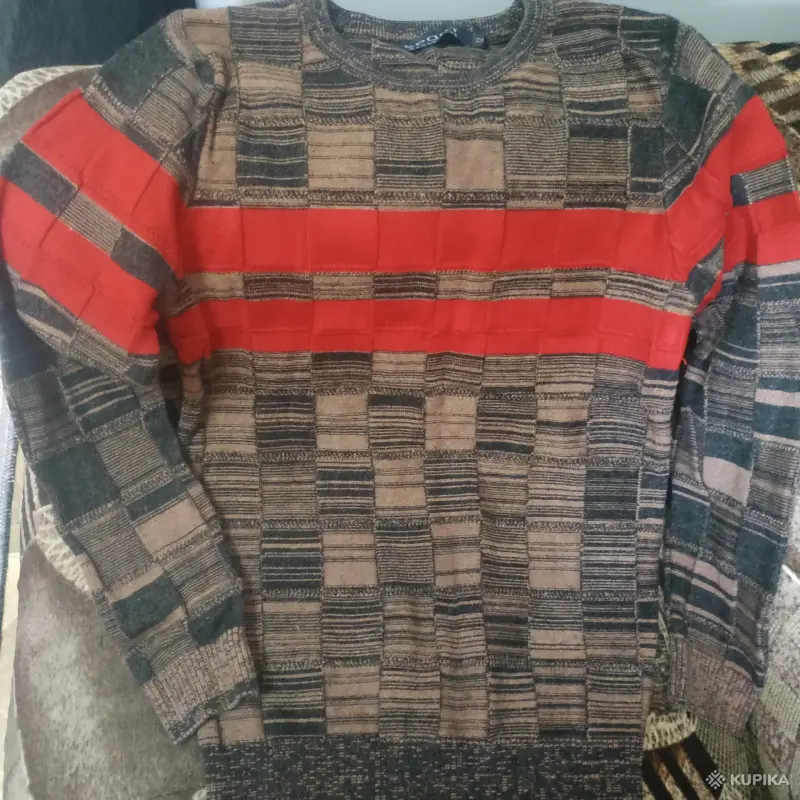 Продам свитер для мальчика.