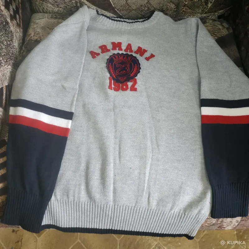 Детские свитера на мальчика Armani Junior и другого бренда.