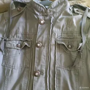 Женская ветровка со съемным капюшоном.