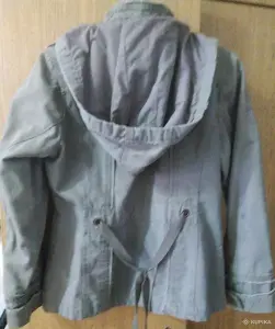 Женская ветровка со съемным капюшоном.