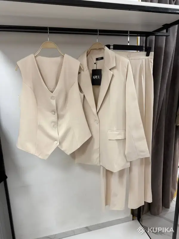 Костюм тройка новый