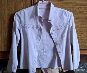 Рубашка белая и черно-белая на девочку 5-6лет, б.у-2шт