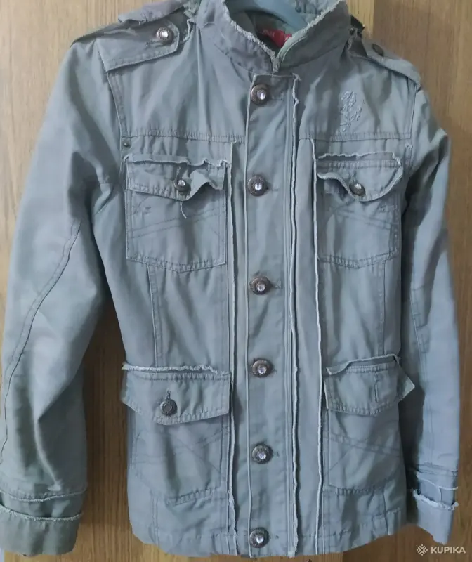 Женская ветровка со съемным капюшоном.