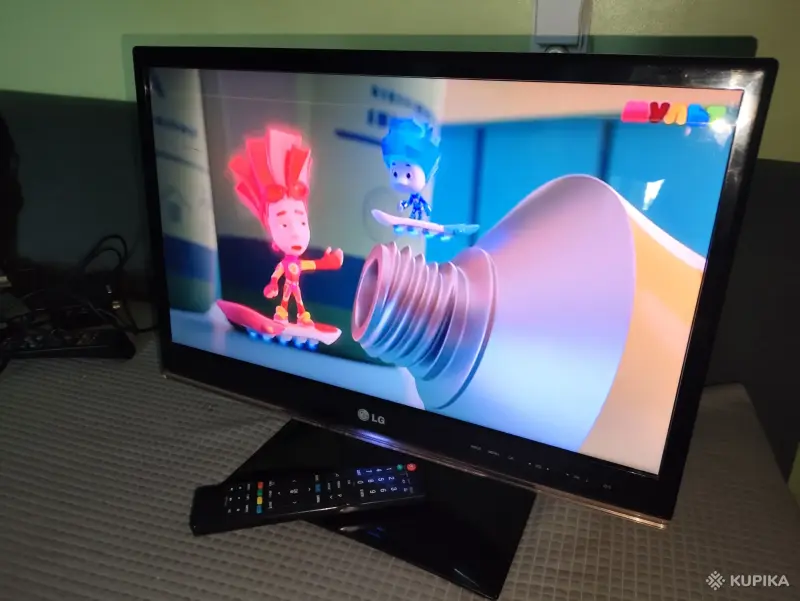 Телевизор LG 22"Full HD Цифра Оригинал Все разьемы и стандарты. Есть царпина на изо не видно