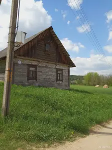 Продается земельный участок 0.63 га с домом в живописном месте в д. Якимовичи.