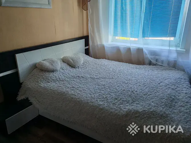 Двуспальная кровать с тумбочками и матрасом. Дешево