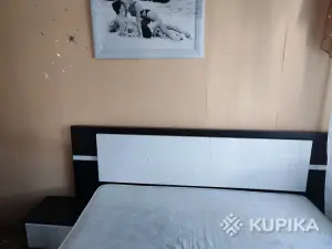 Двуспальная кровать с тумбочками и матрасом. Дешево