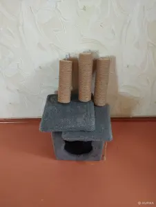 Домик,когтеточка,лежанка.