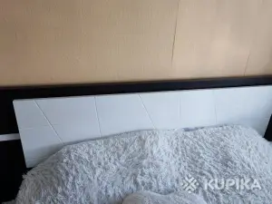 Двуспальная кровать с тумбочками и матрасом. Дешево