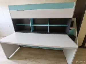 Двухъярусная кровать с выдвижным столом