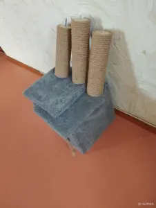 Домик,когтеточка,лежанка.