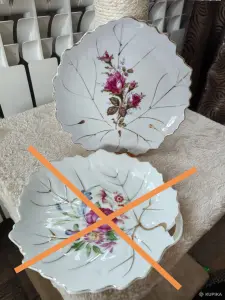 Тарелка в форме листа с цветочным рисунком