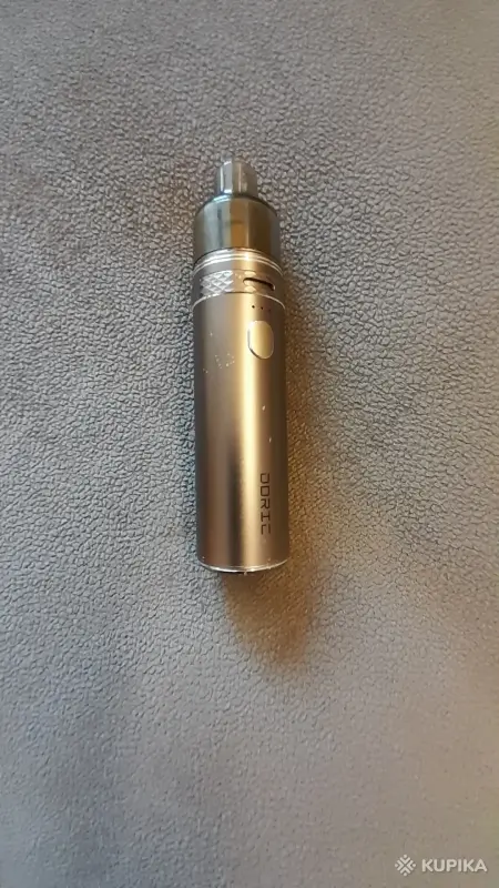 VooPoo Doric 60 Pod Kit золотистого цвета с цилиндрическим металлическим корпусом.