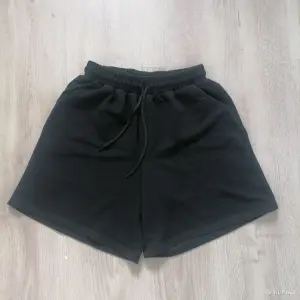 Спортивные шорты