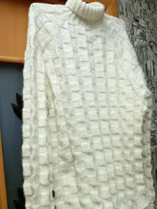 Свитер вязаный